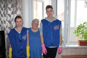 Активисты ВОО "Молодая гвардия" помогли ветерану с уборкой 