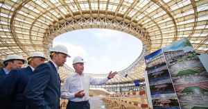 Собянин осмотрел ход реконструкции на стадионе "Лужники" 