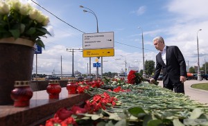 Собянин посетил место трагедии в метро в день траура 