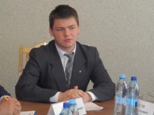 Председатель молодежной палаты района Чертаново Северное Алексей Лукоянов на заседании Совета депутатов 
