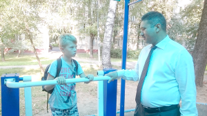 Местный житель Богдан Колесников разговаривает с депутатом Абдуганиевым