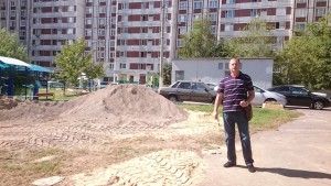 депутат Абрамов-Бубненков на месте проведения ремонтных работ во дворе домов № 128 корпус 1 и 2 на Варшавском шоссе