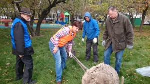 Вместе с Татьяной Илек в этот день высадить деревья в районе Варшавского шоссе пришли жители
