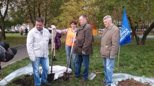 Глава управы Татьяна Илек приняла участие в акции по высадке деревьев в районе Чертаново Северное 