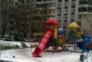 В районе Чертаново Северное отремонтировали детскую игровую площадку