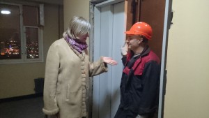 Жительница дома № 5 на Кировоградской улице Ирина Демидова обратилась к работнику, который занимался ремонтом лифтов 