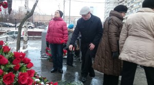 Глава муниципального округа Чертаново Северное Борис Абрамов-Бубненков возложил цветы к монументу погибших летчиков 