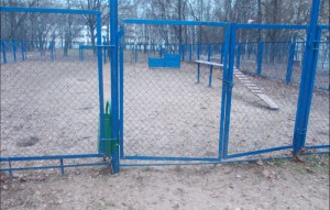 В районе Чертаново Северное отремонтировали площадку для выгула собак