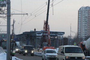 Монтаж пролетов эстакады начали строители на Липецкой улице в ЮАО  