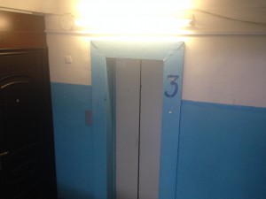 Проблему с освещением в одном из домов в районе Чертаново Северное устранили сотрудники «Жилищника»