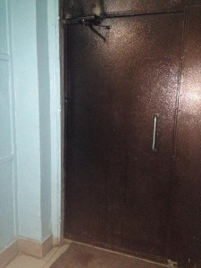 На тамбурной двери в одном из домов в районе Чертаново Северное заменили доводчик