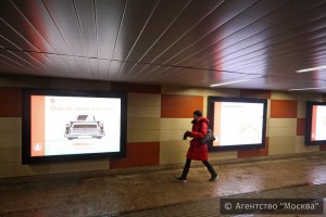 В подземных переходах Москвы увеличат количество видеоэкранов с картой метро