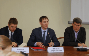 Дмитрий Тетушкин (на фото в центре) сообщил, еще три госуслуги в сфере землепользования в Москве переведены в электронный вид