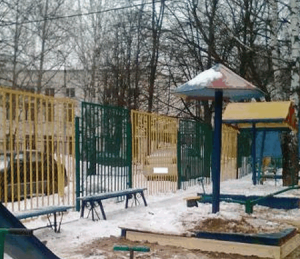 Детскую площадку в районе Чертаново Северное очистили от талого снега и мусора