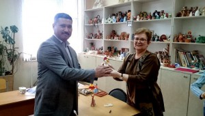 Депутату муниципального округа Чертаново Северное Назирджону Абдуганиеву вручили сувенир вот студии керамики 