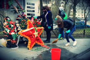 Акция «Чистый памятник» прошла в районе Чертаново Северное в рамках общегородского субботника
