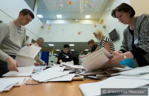 Работа комиссии по подсчету голосов по итогам праймериз партии «Единая Россия» в Москве