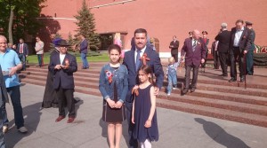Депутат Назиржон Абдуганиев рассказал, что ежегодно принимает участие в церемонии возложения цветов  