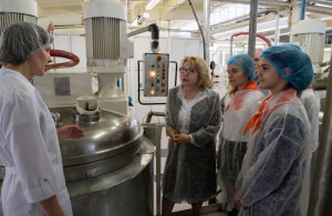  Главный технолог производства рассказывает Елене Паниной и школьникам процесс приготовления косметического крема