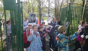 Ученики с портретами своих родственников-фронтовиков прошли по территории микрорайона Северное Чертаново