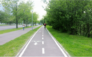 Велосипедная дорожка в одном из парков ЮАО