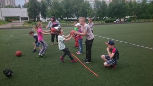 Для детей в лагере проводят соревнования по подвижным играм 