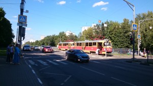 Пешеходный переход и трамвайная остановка на улице Чертановская