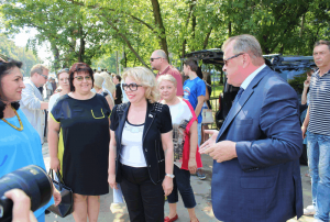 Префект ЮАО Алексей Челышев (справа) и депутат Госдумы Елена Панина (вторая слева)