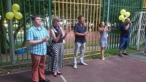 Депутат муниципального округа Сергей Иванов во время приветственной речи (в центре) 