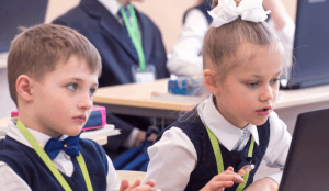 В школы Москвы зачислены свыше 100 тысяч первоклассников