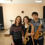 Мария Немцова (слева) и Виталий Ватуля (справа) с ученицей на мастер-классе