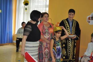 Семья депутата Абдуганиева с учительницей Беллой Абдурахмановой (слева) 