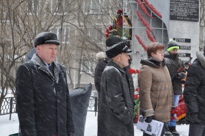 Депутат Валерий Смирнов (слева) на торжественном митинге