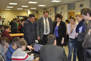 Назиржон Абдуганиев и Борис Абрамов-Бубненков и др. знакомятся с работами детей, которые были представлены на мероприятии
