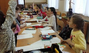 Жители района Чертаново Северное рисуют открытки своим близким