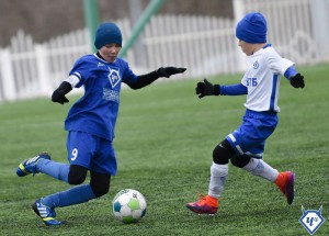 Юные жители района играют в футбол