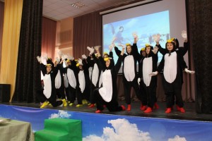 Ребята станцевали в костюме пингвинов под тематическое видео