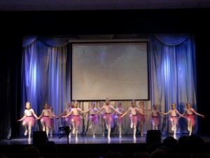Воспитанницы хореографической студии показали танцевальные номера на отчетном концерте 