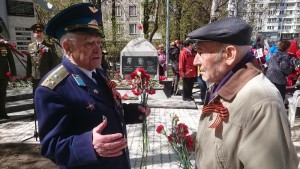 Бывший полковник авиации Георгий Сибиренко у памятника 