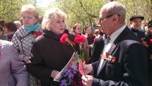 Владимир Лебедев с жителями района на митинге