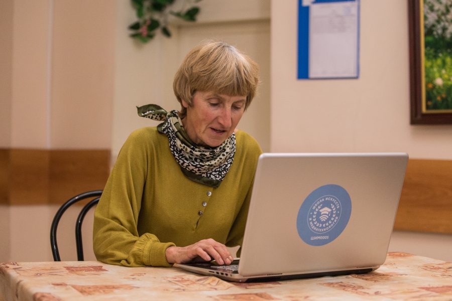 Сотрудники Центра соцобслуживания «Чертаново» рассказали о популярных онлайн-занятиях проекта «Московское долголетие»