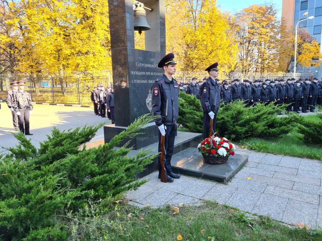 В Южном округе столицы полицейские и члены Общественного совета при УВД  почтили память погибших при исполнении служебных обязанностей сотрудников органов  внутренних дел | Районная газета ЮАО 