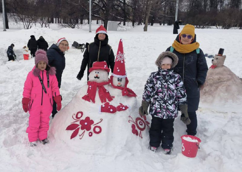 Ученики школы №1179 приняли участие в фестивале лепки снеговиков. Фото предоставила пресс-служба школы №1179