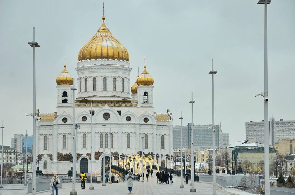 Восьмиклассница школы №1158 принимает участие в конкурсе «История и культура храмов России». Фото: Анна Быкова, «Вечерняя Москва»