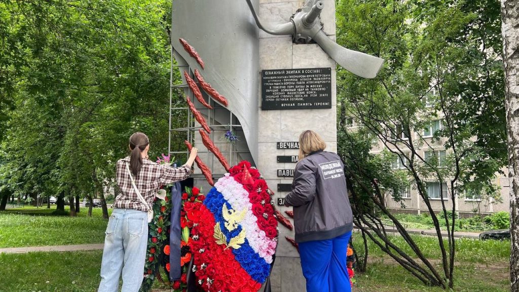«Чистый Памятник»: активисты МП Чертанова Северного привели в порядок памятник летчикам. Фото: официальная страница Молодежной палаты Чертанова Северного в социальных сетях