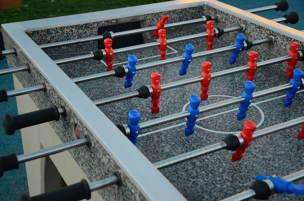 Представители МКЦ «Северное Чертаново» пригласили подростков на презентацию настольных игр. Фото: Анна Быкова, «Вечерняя Москва»