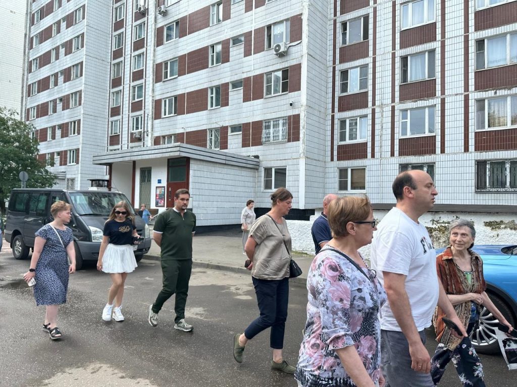 Еженедельный субботний обход территории провели в Чертанове Северном. Фото: официальная страница управы района Чертаново Северное города Москвы в социальных сетях