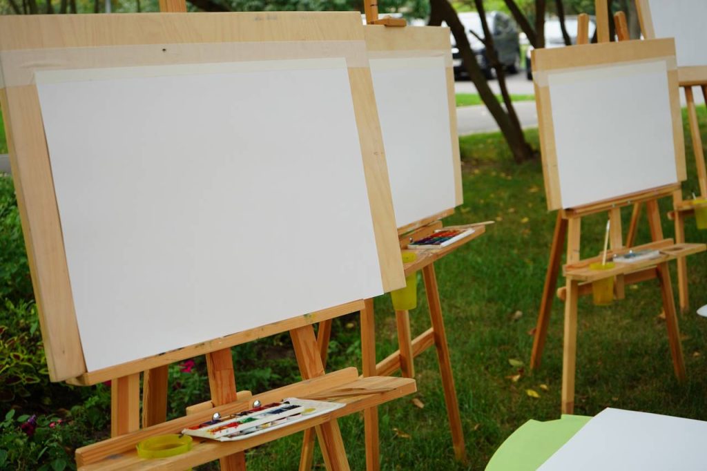 Представители ТО «Художники Чертанова» пригласили горожан на пленэр. Фото: Анна Быкова, «Вечерняя Москва»