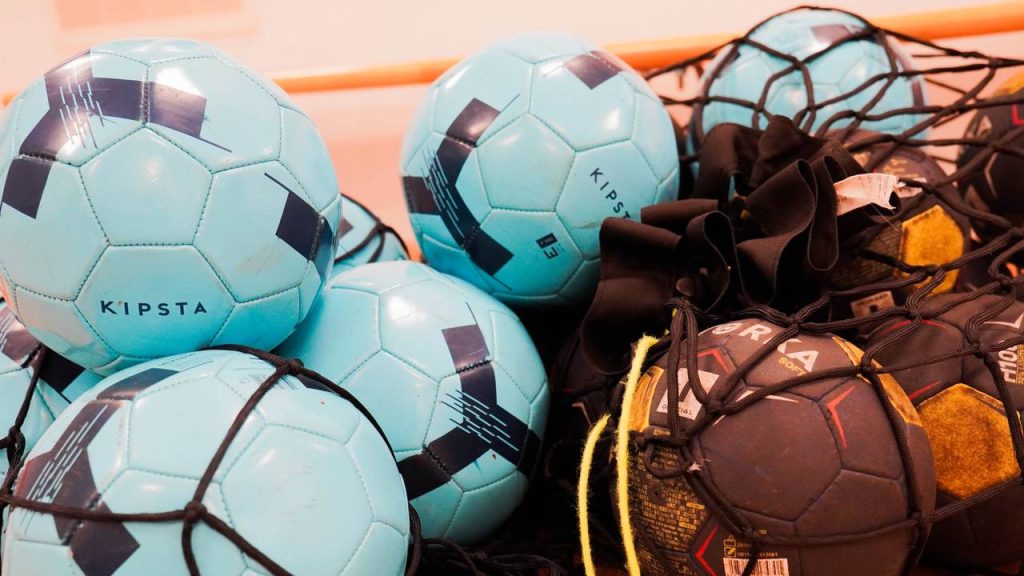 Спортсмены ФК «Чертаново» сыграют против «Строгино» в 19-м туре ЮФЛ. Фото: Ксения Догонашева, «Вечерняя Москва»