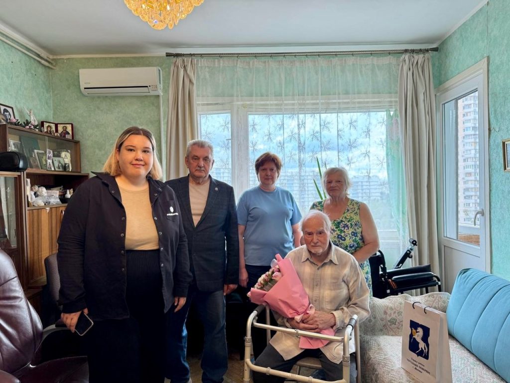 Председатель Молодежной палаты района Чертаново Северное посетила ветеранов. Фото: официальная страница палаты района Чертаново Северное в социальных сетях
